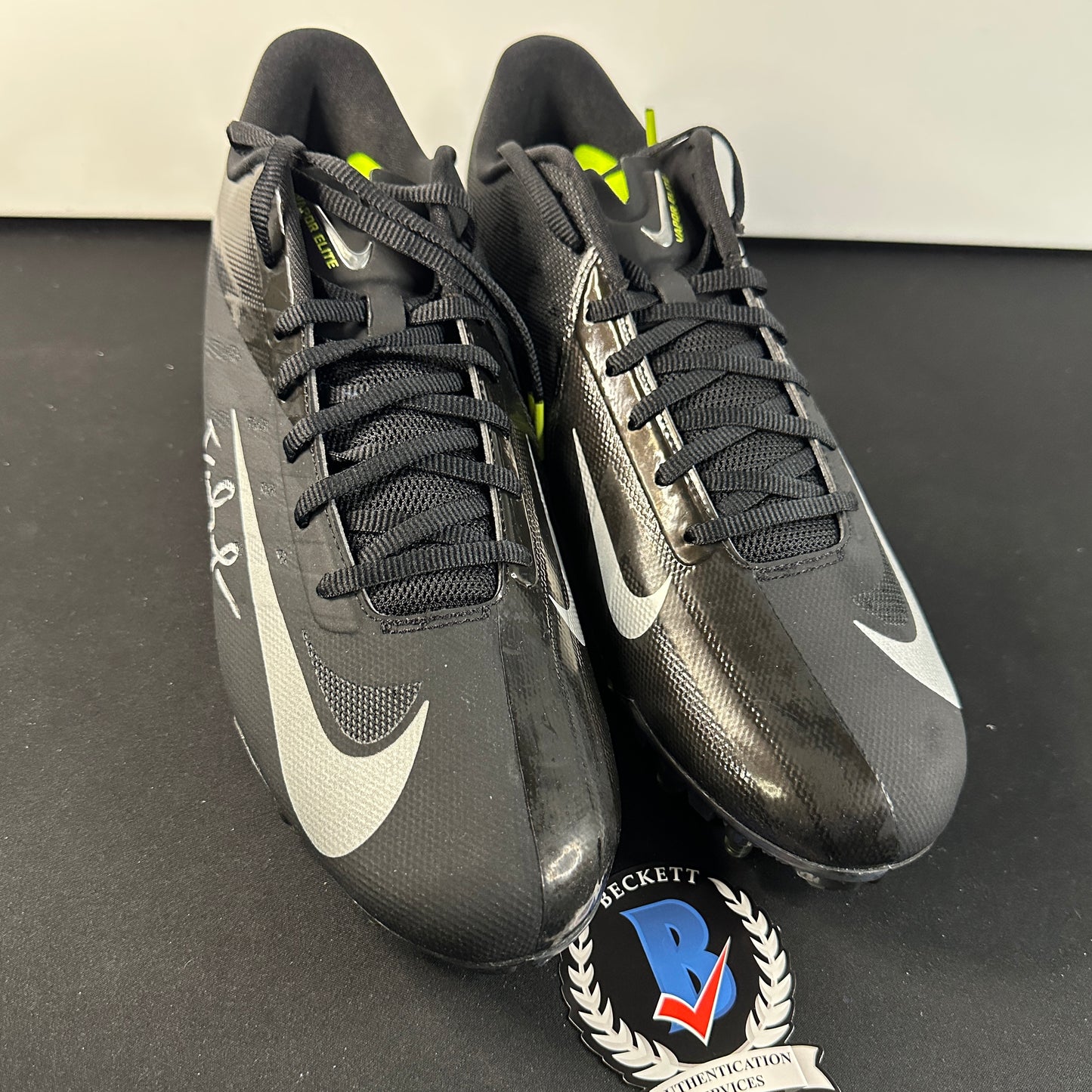 Randy Moss Signed Nike Cleat Autograph Vikings (Beckett Certified)