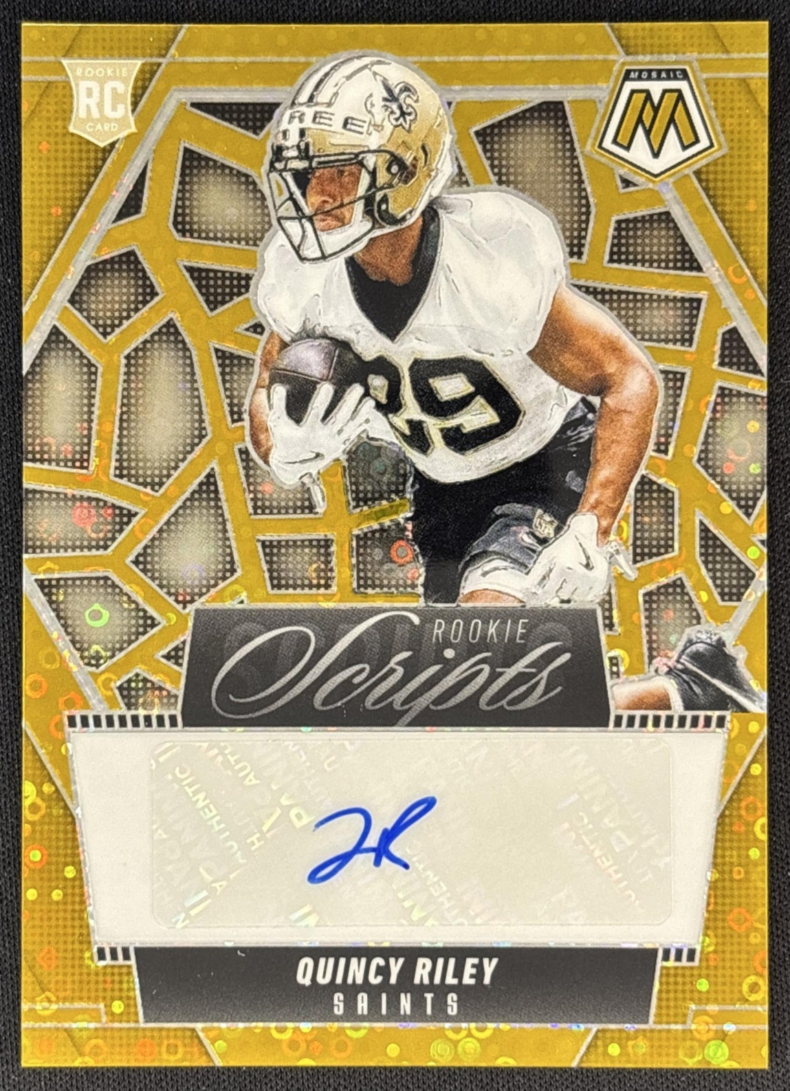 Quincy Riley 2025 Panini Mosaic Rookie Scripts No Huddle Gold Prizm /10 Saints front