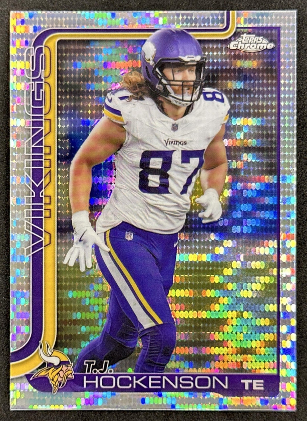 T.J. Hockenson 2025 Topps Chrome Pulsar Refractor Vikings front