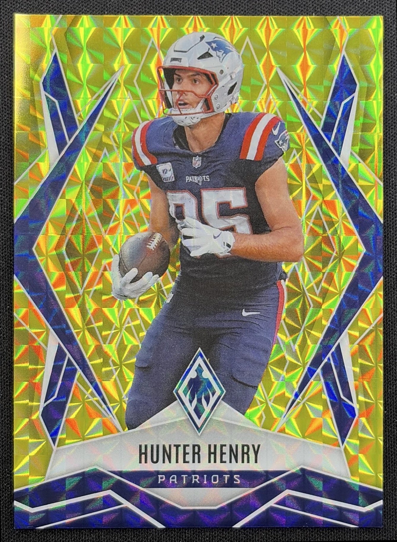 Hunter Henry 2025 Panini Phoenix Yellow Pyramids Prizm /185 Patriots