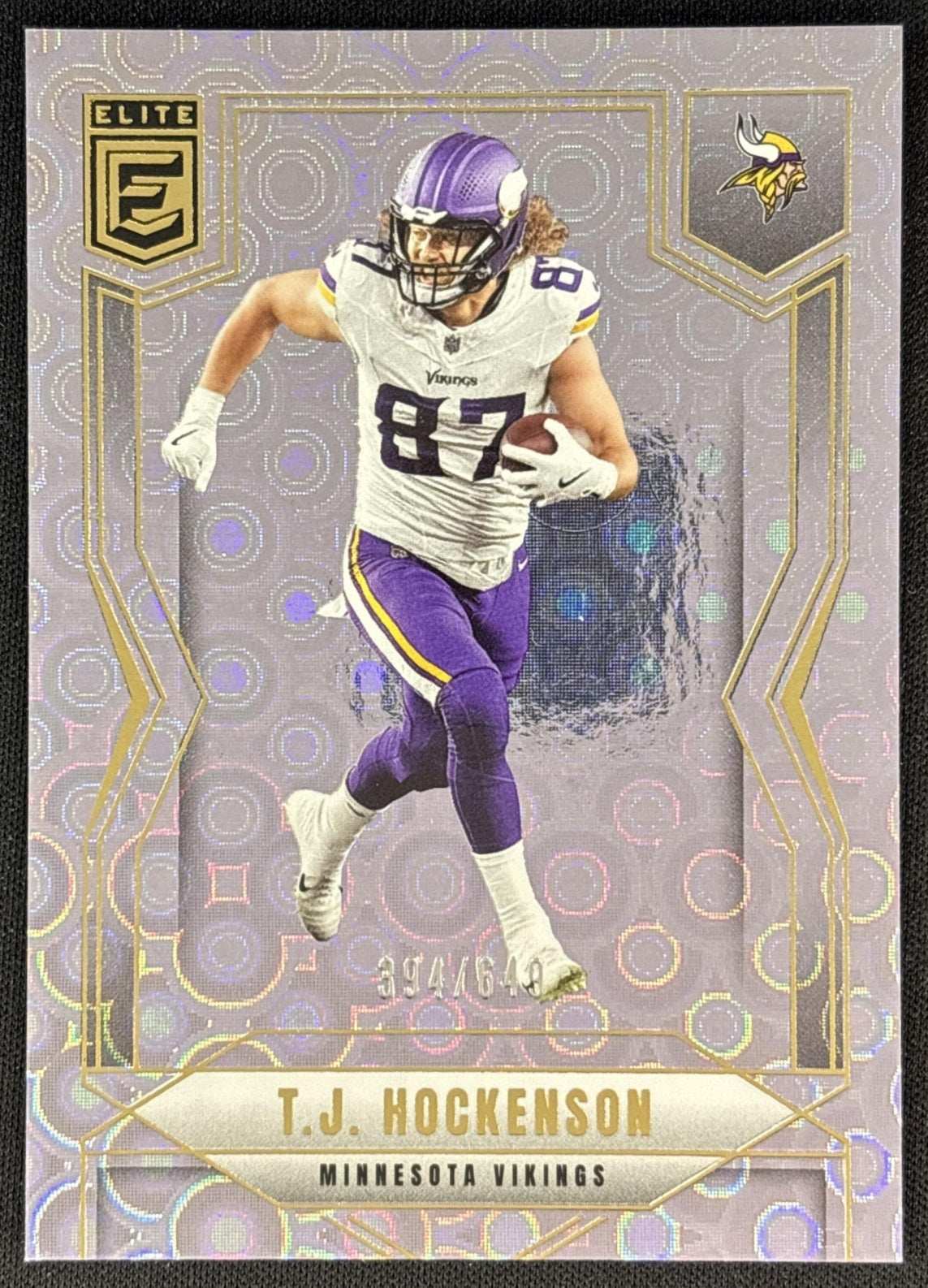 T.J. Hockenson 2025 Panini Donruss Elite Lavender Pyramids /649 Vikings front