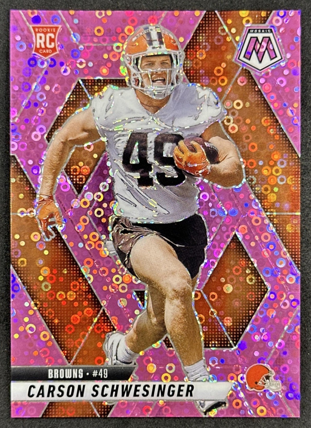 Carson Schwesinger 2025 Panini Mosaic Rookies No Huddle Pink Prizm /20 Browns Sports Trading Cards